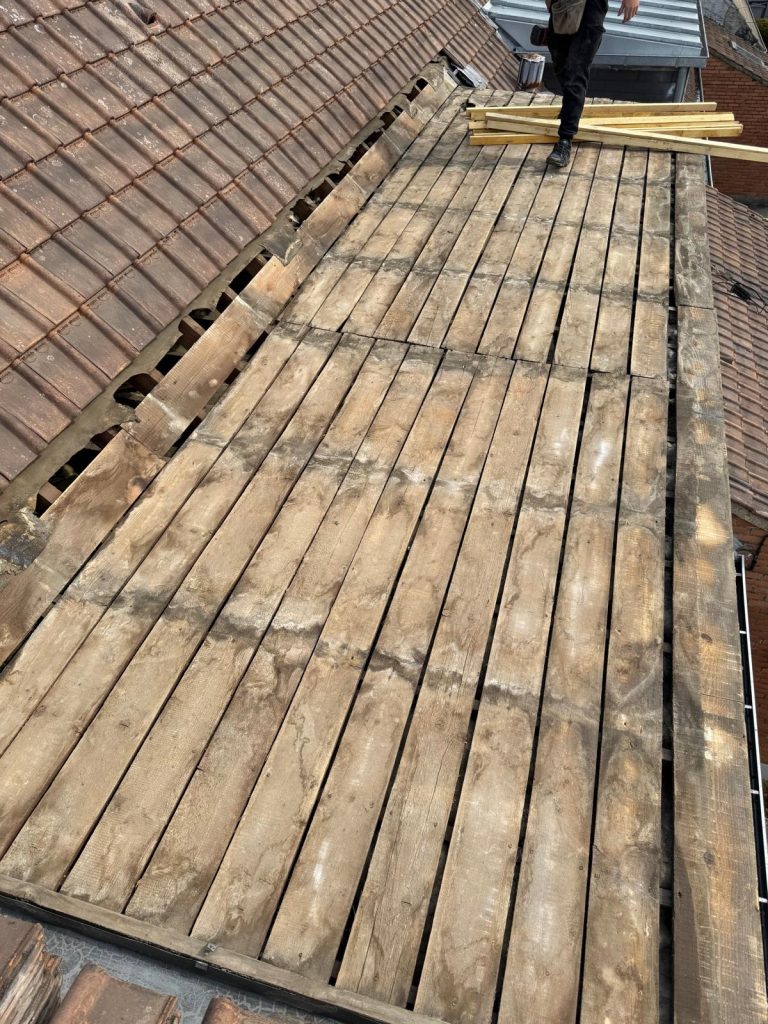 couvreur Pérenchies rénovation zinc voliges apparentes pose nouveaux tasseaux bois