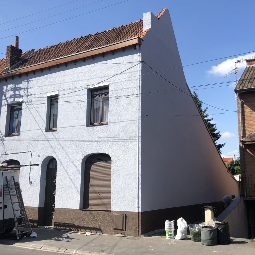 Ravalement de façade Sallaumines : façade repeinte avec soubassement en teinte foncée